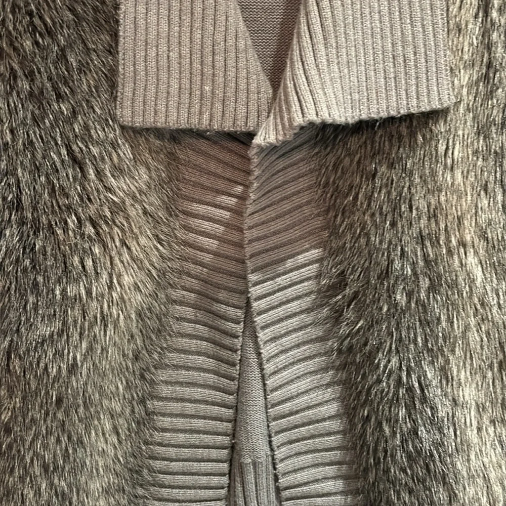 Kenneth Cole New York Faux Fur Grey Vest Size Small - Picture 3 of 6